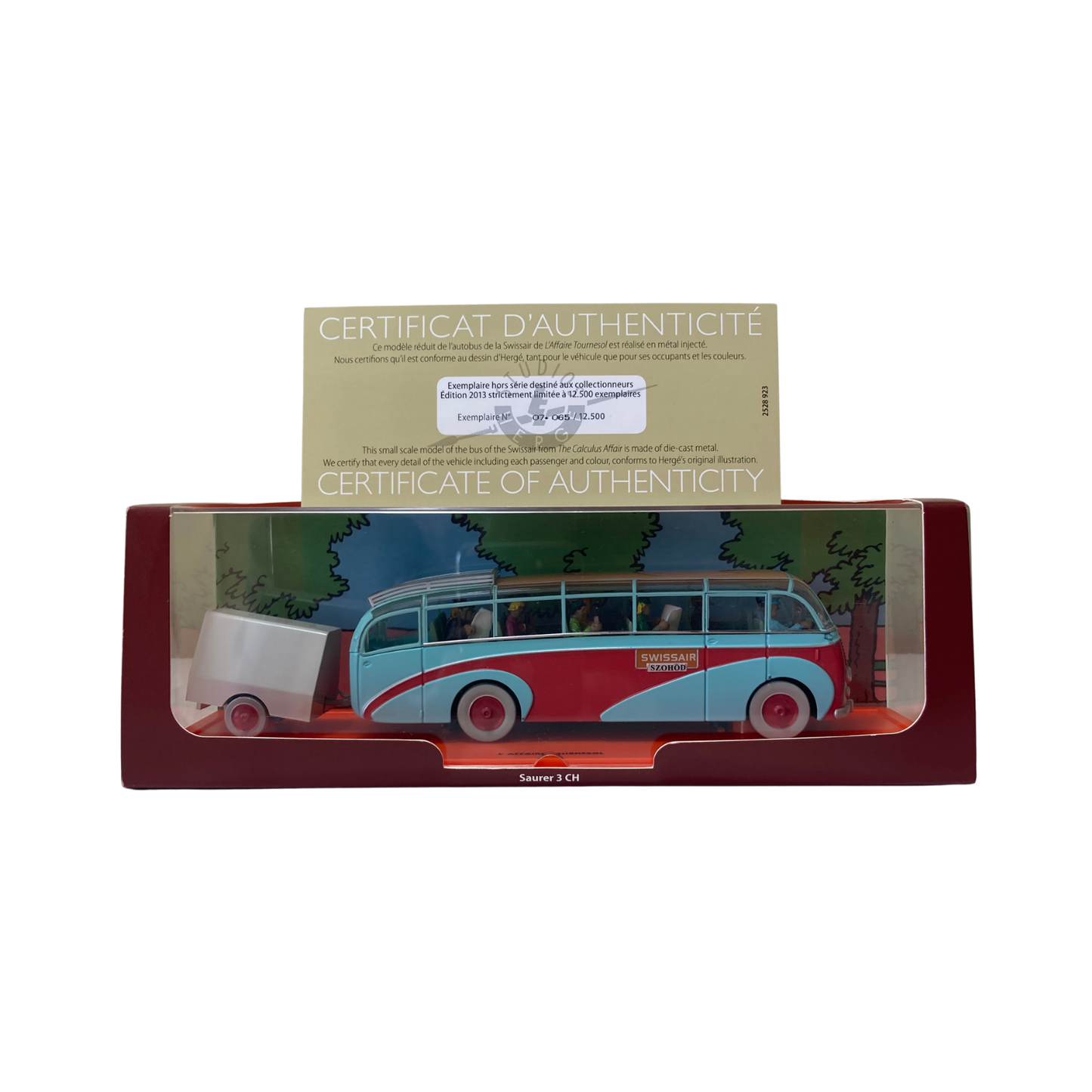 Autobus de la Swissair de Espace714, modèle détaillé avec logo Swissair, vue latérale sur fond blanc.