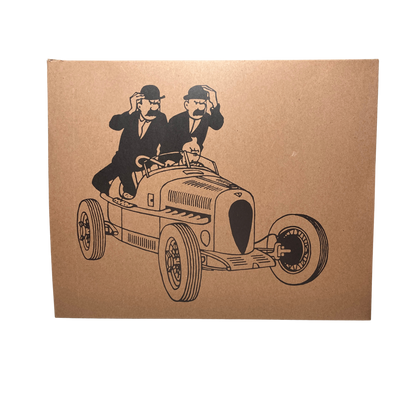 Image d'une scène de Tintin avec les Dupondt et le Bolide rouge, illustration colorée dans le style de la bande dessinée.