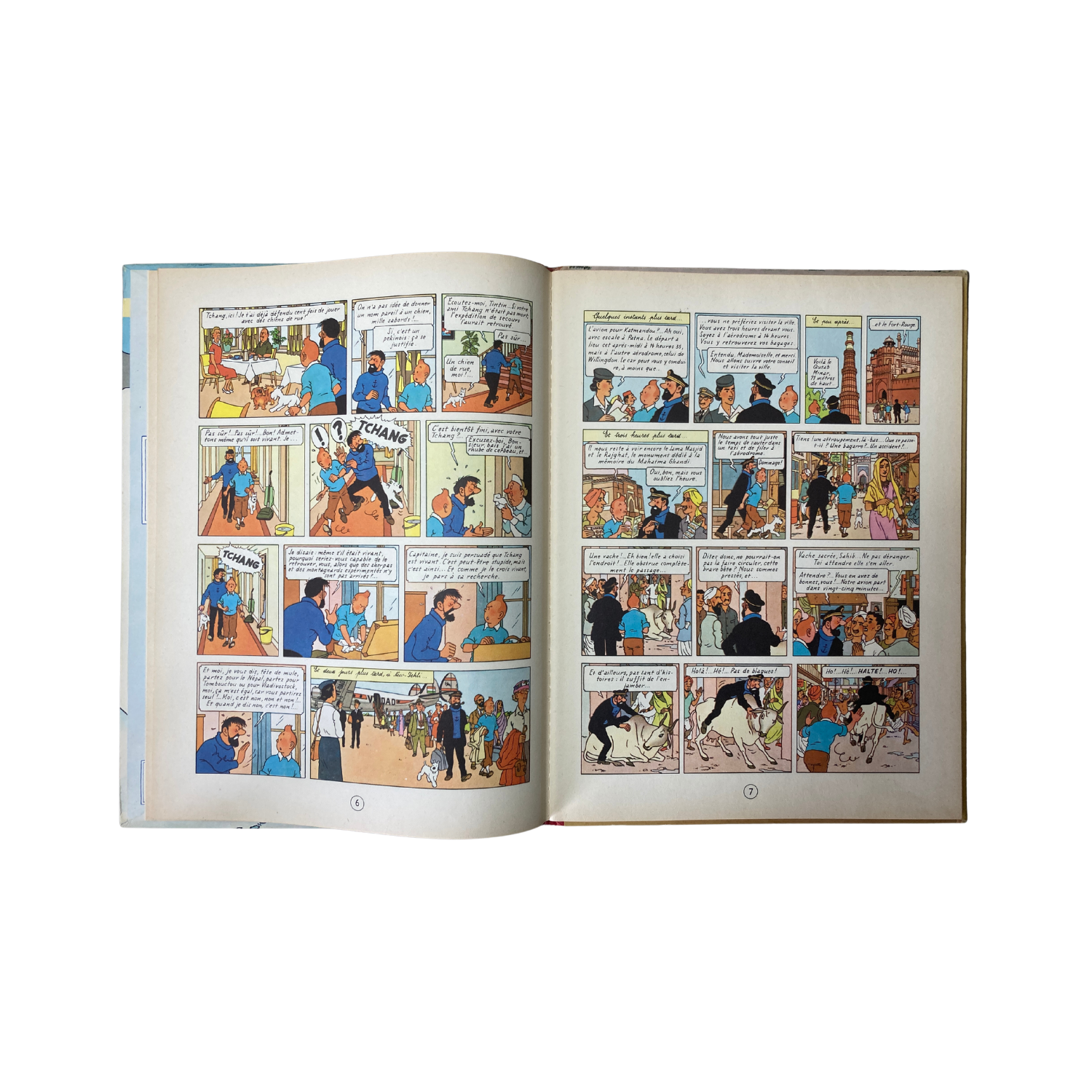 Page de couverture du livre "Les Aventures de Tintin : Tintin au Tibet" d'Hergé, illustration colorée avec Tintin et son chien Milou.