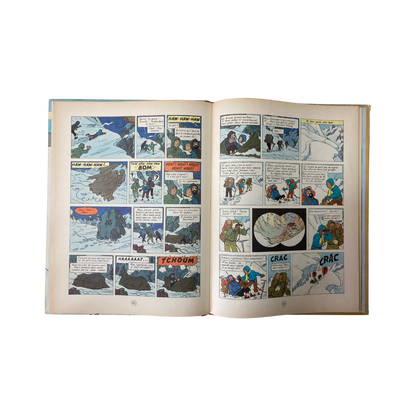 Illustration du livre "Les Aventures de Tintin par Hergé - Tintin au Tibet" avec couverture colorée et détails artistiques.