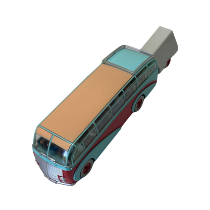 Bus Swissair Espace714, modèle miniature rouge et blanc, avec détails précis, vue de face sur fond neutre.