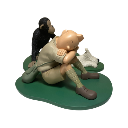 Diorama Tintin dormant, figurines détaillées dans une scène de style Diorama, représentant Tintin endormi avec Haddock et Milou.