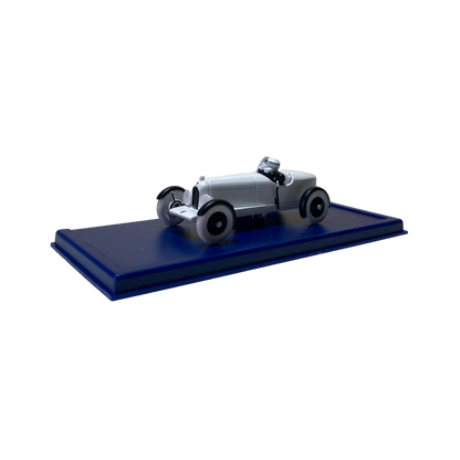 Voiture L’Amilcar Espace714 vintage avec design classique et détails élégants, vue de côté sur fond blanc.