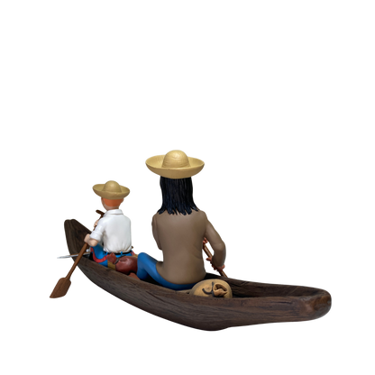 Pirogue en bois de style traditionnel, fabriquée par Espace714, avec détails sculptés et finition polie visible sur l'image.