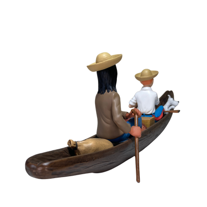 Pirogue en bois de la marque Espace714 avec détails de fabrication, vue en gros plan sur la surface et la forme de la pirogue.