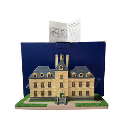 Maquette du château de Moulinsart d'Espace714, vue détaillée de la structure en miniature du célèbre château.