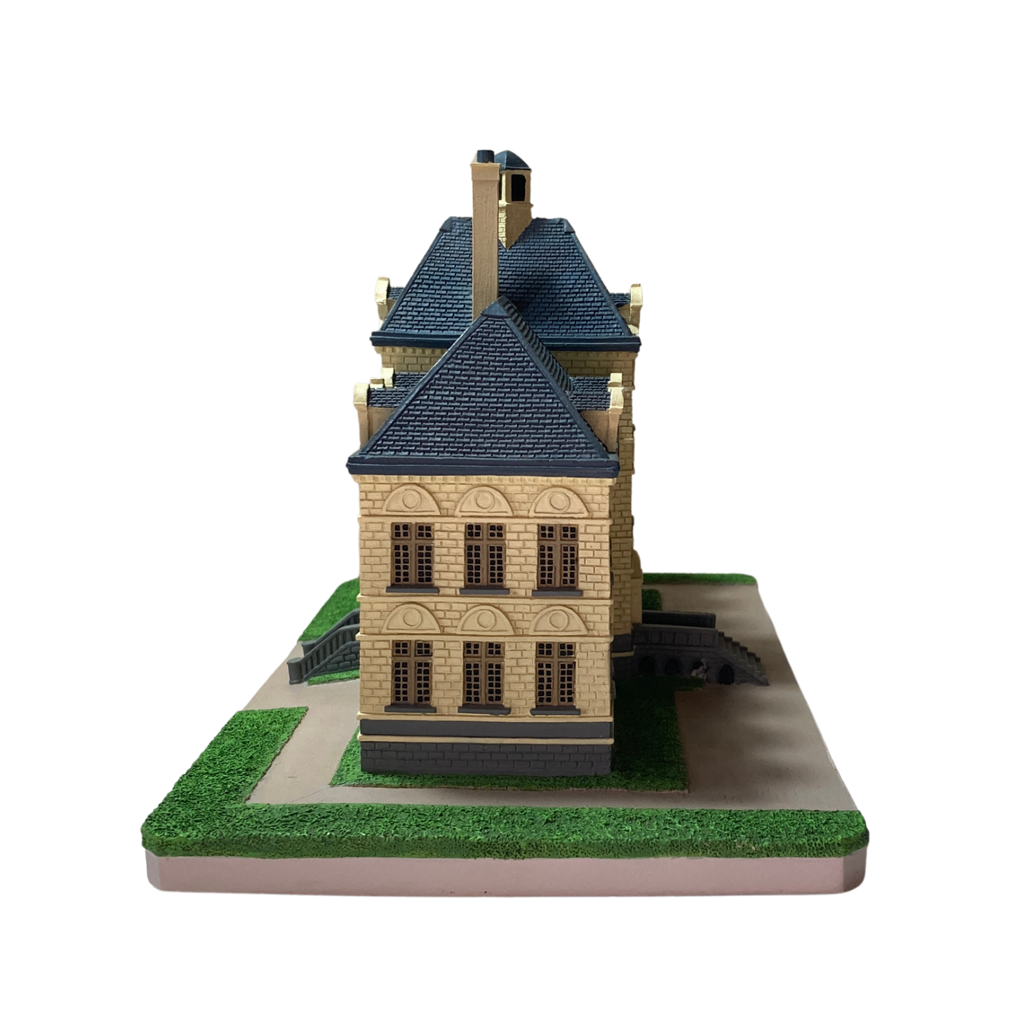 Maquette du château de Moulinsart en modèle réduit, conçue par Espace714, avec détails architecturaux précis et textures réalistes.