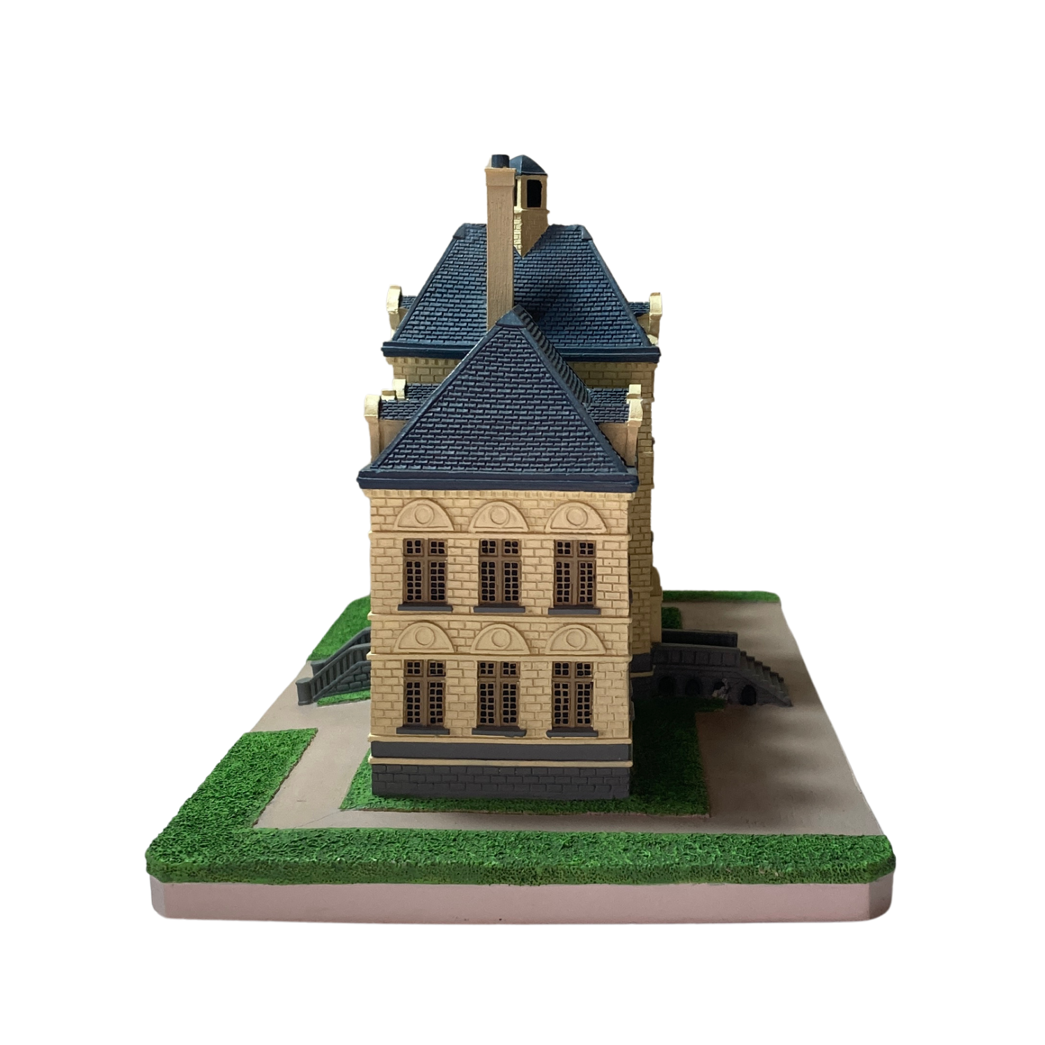 Maquette du château de Moulinsart en modèle réduit, conçue par Espace714, avec détails architecturaux précis et textures réalistes.