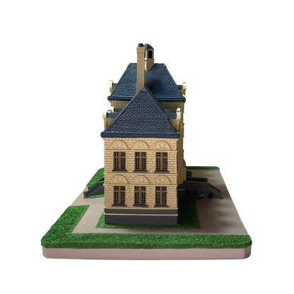 Maquette du château de Moulinsart en modèle réduit, conçue par Espace714, avec détails architecturaux précis et textures réalistes.