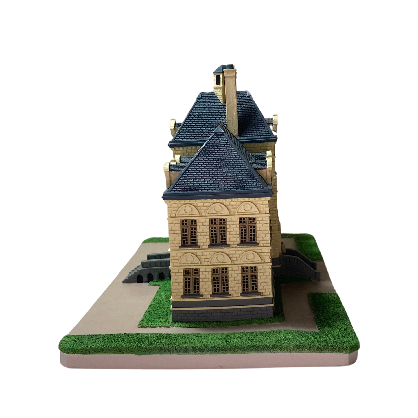 Maquette du château de Moulinsart par Espace714, détails architecturaux en miniature, vue rapprochée de la maquette.