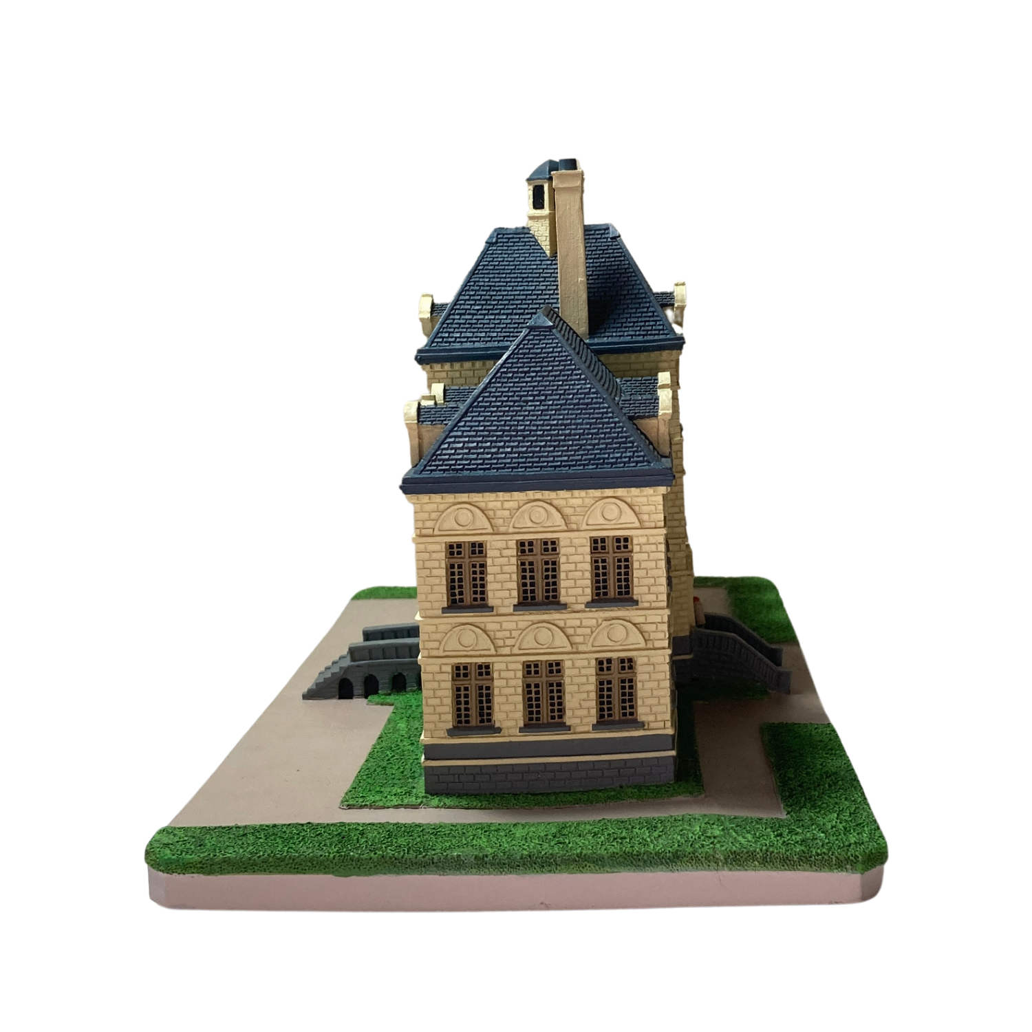 Maquette du château de Moulinsart par Espace714, détails architecturaux en miniature, vue rapprochée de la maquette.