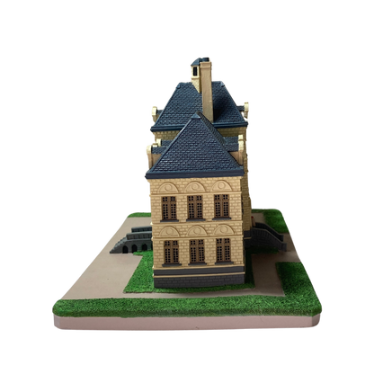 Maquette du château de Moulinsart par Espace714, détails architecturaux en miniature, vue rapprochée de la maquette.