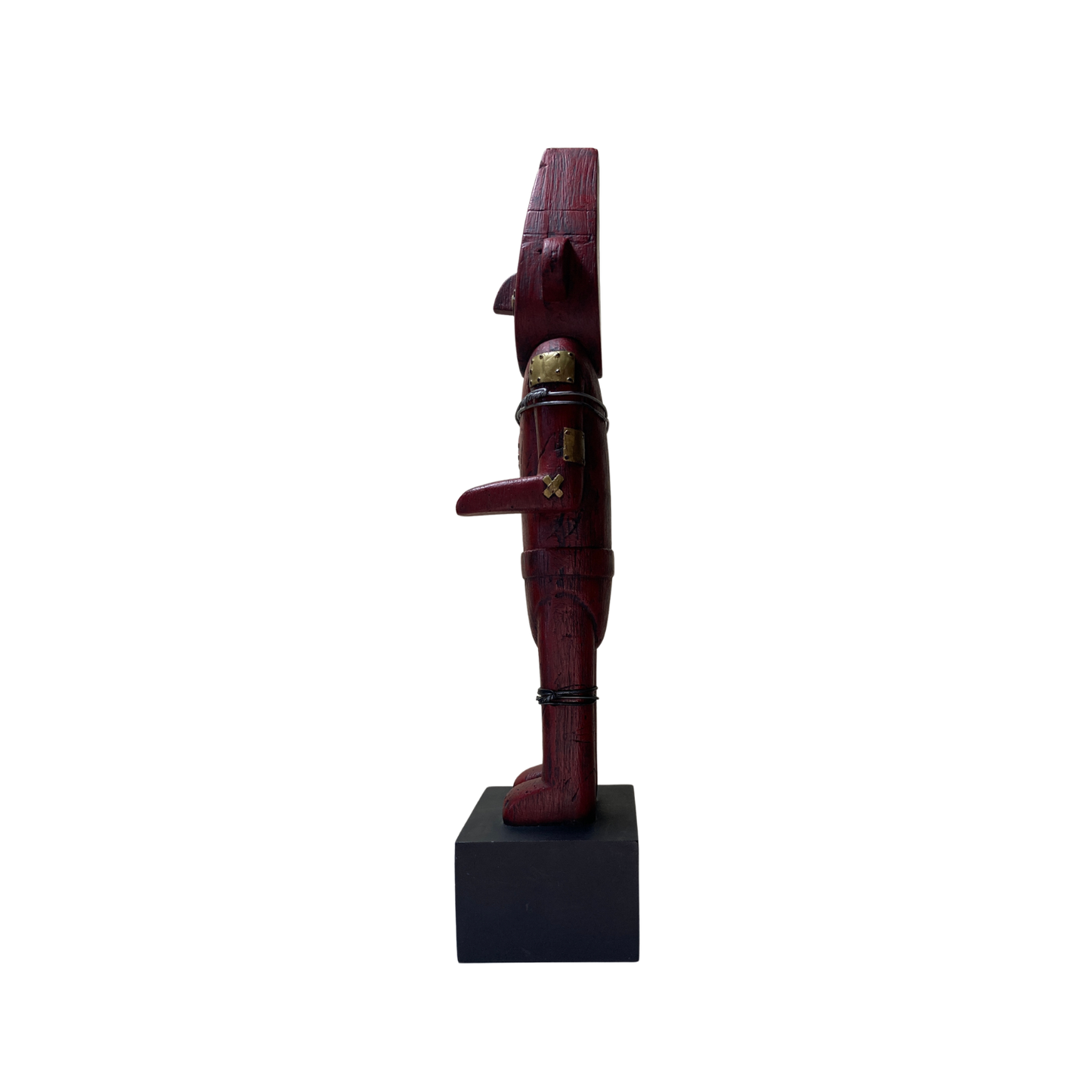 Fétiche Arumbaya en bois noir avec détails sculptés, fabriqué par Espace714, posé sur fond neutre.