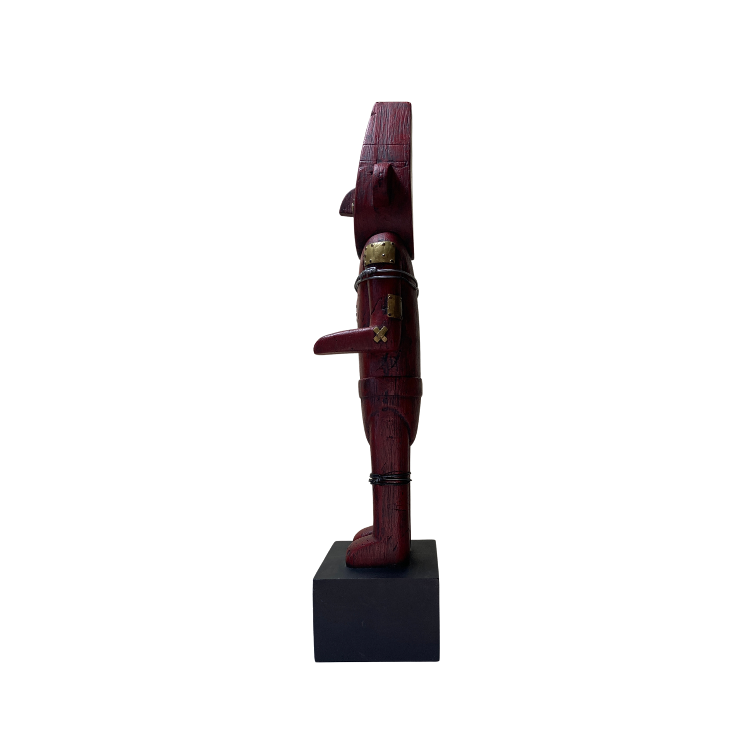Fétiche Arumbaya en bois noir avec détails sculptés, fabriqué par Espace714, posé sur fond neutre.