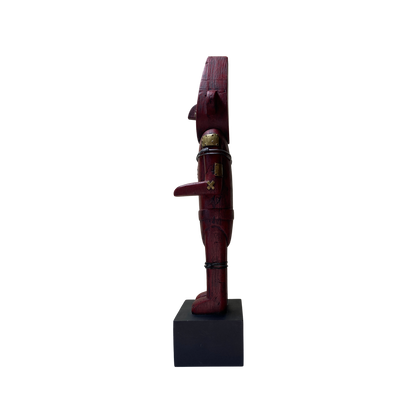 Fétiche Arumbaya en bois noir avec détails sculptés, fabriqué par Espace714, posé sur fond neutre.