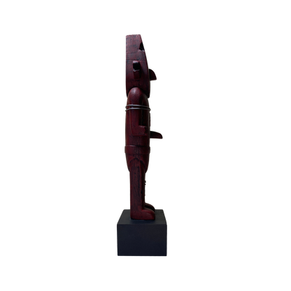 Fétiche Arumbaya en bois sculpté, symbole tribal, fabriqué par Espace714, avec détails artistiques visibles.