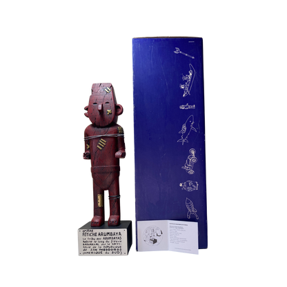 Fétiche Arumbaya en bois avec détails sculptés, artisanal, de la marque Espace714, visible en gros plan sur fond neutre.