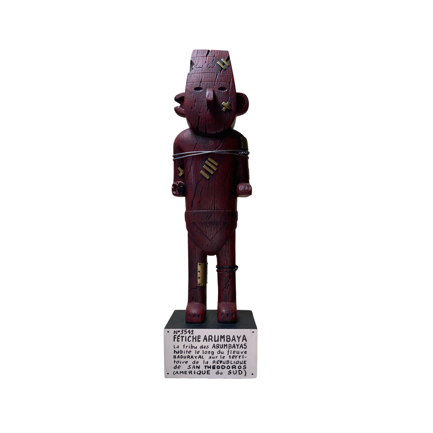 Fétiche Arumbaya en bois sculpté, symbole tribal, artisanat africain, représentant un masque cérémonial traditionnel.