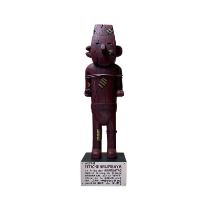 Fétiche Arumbaya en bois sculpté, symbole tribal, artisanat africain, représentant un masque cérémonial traditionnel.