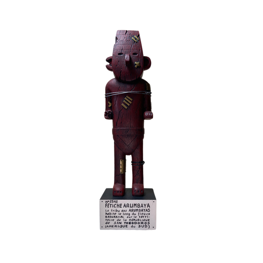 Fétiche Arumbaya en bois sculpté, symbole tribal, artisanat africain, représentant un masque cérémonial traditionnel.