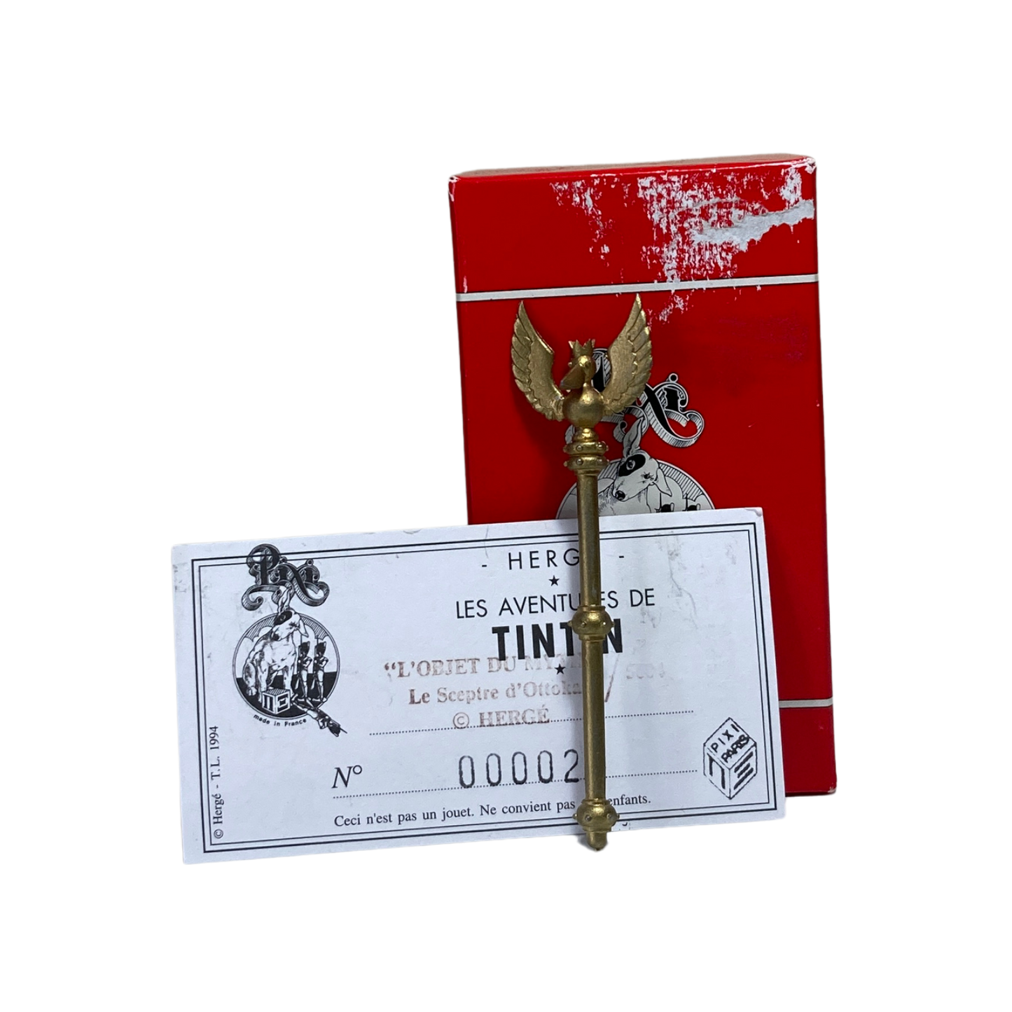 Sceptre d’Ottokar en or et rouge, avec détails décoratifs, présenté sur fond blanc, par Espace714.