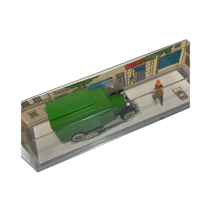 Camion cellulaire Espace714 avec des détails colorés, vue de face sur fond blanc.