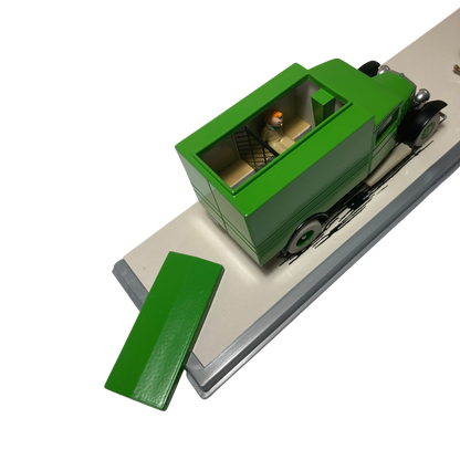 Camion cellulaire Espace714 avec détails colorés et design réaliste, vue de côté sur fond blanc.