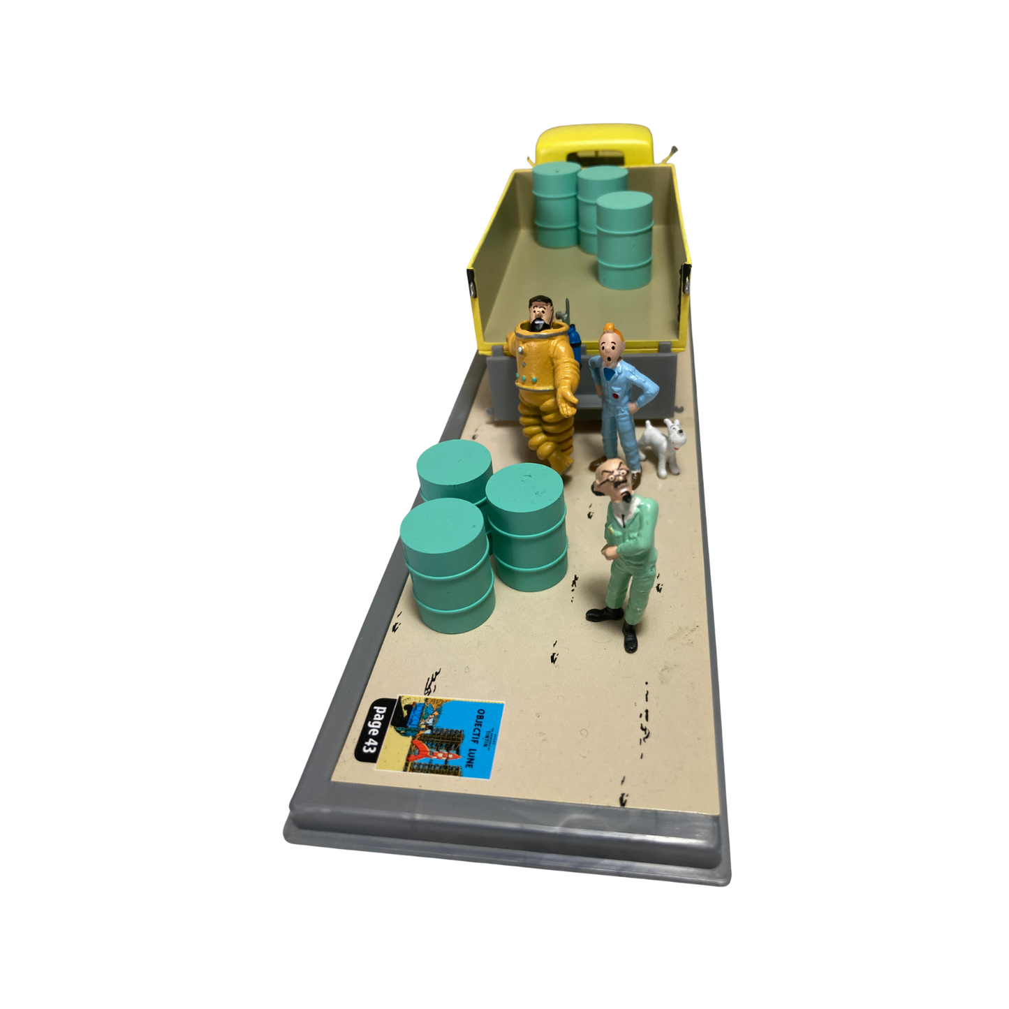 Camion jaune de la base Espace714, jouet en plastique avec roues et cabine, vu de côté sur fond blanc