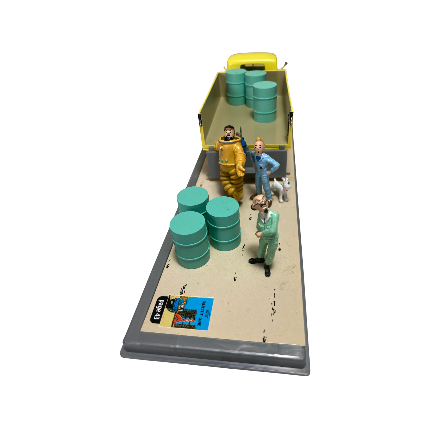 Camion jaune de la base Espace714, jouet en plastique avec roues et cabine, vu de côté sur fond blanc