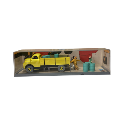 Camion jaune de la base Espace714, vue de côté, avec détails colorés et roues visibles sur fond neutre.