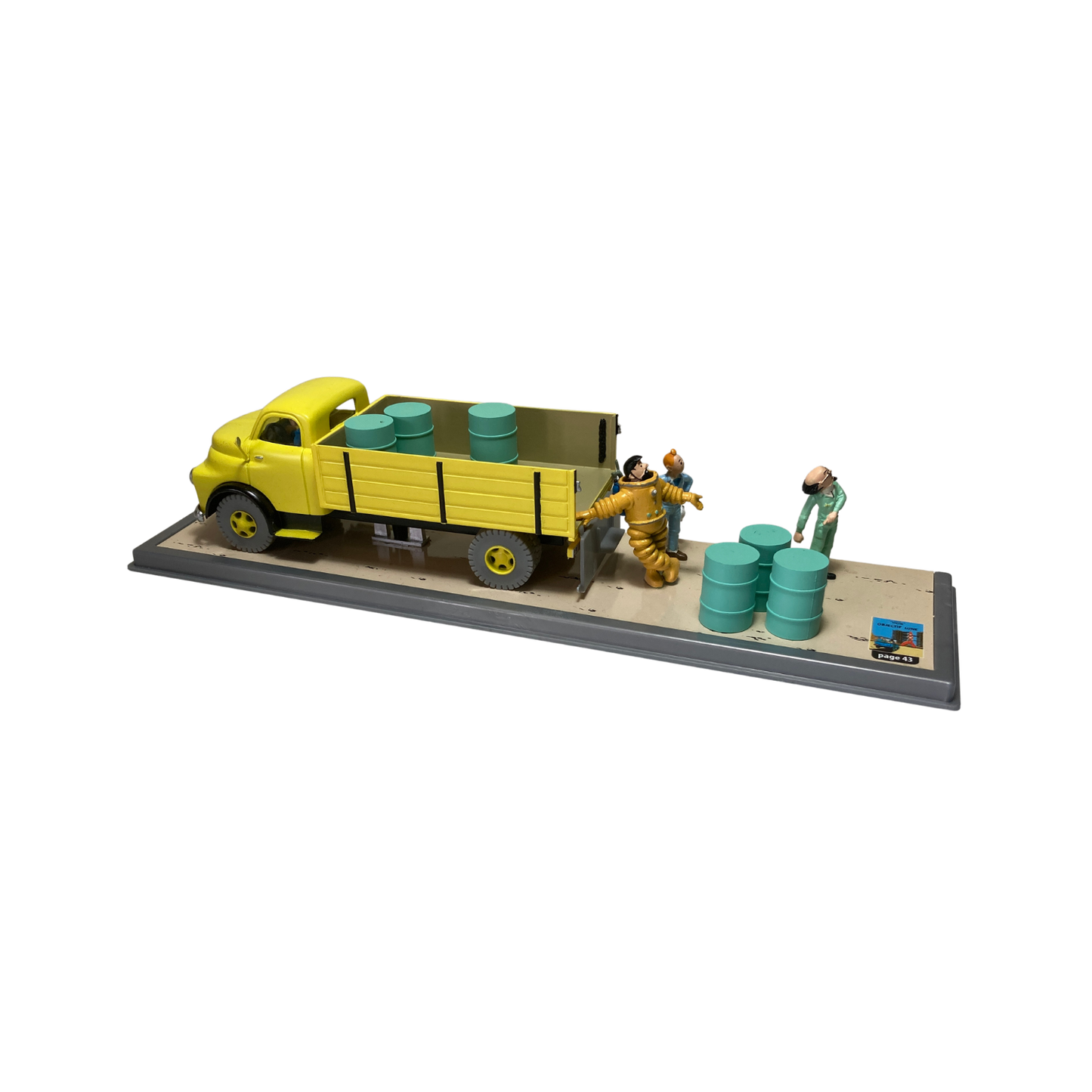 Camion jaune de la base Espace714, jouet en plastique avec roues et cabine, vue de côté sur fond blanc.