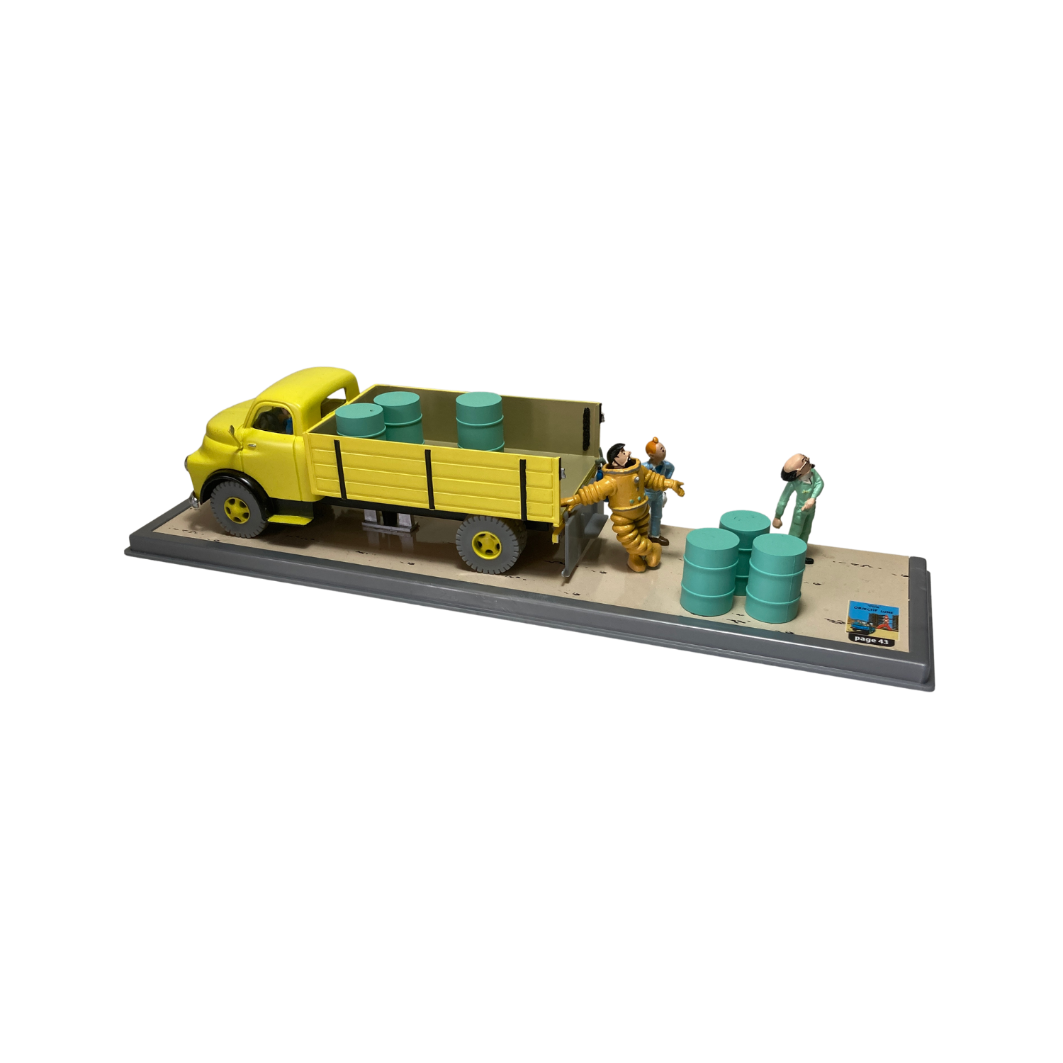 Camion jaune de la base Espace714, jouet en plastique avec roues et cabine, vue de côté sur fond blanc.