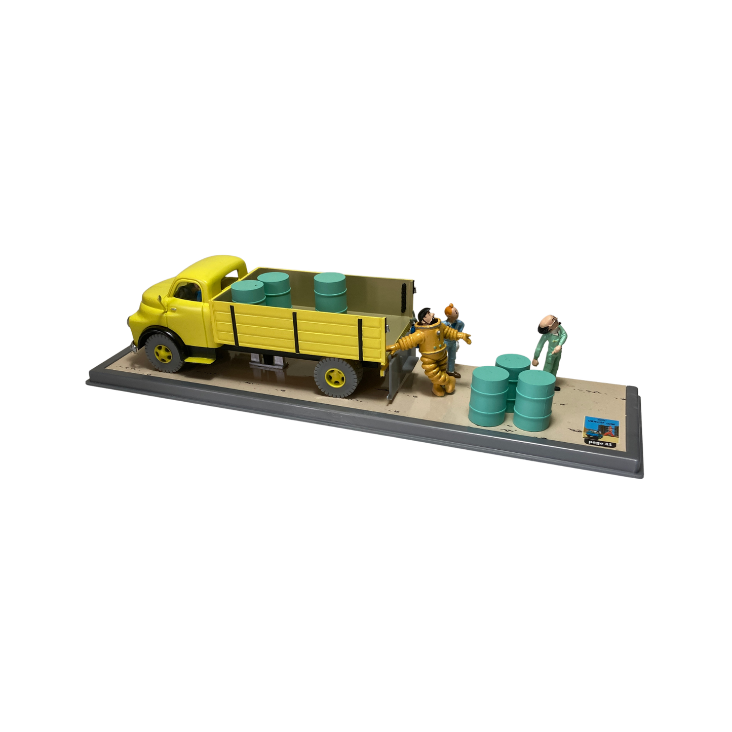 Camion jaune de la base Espace714, jouet en plastique avec roues, vue de face sur fond blanc