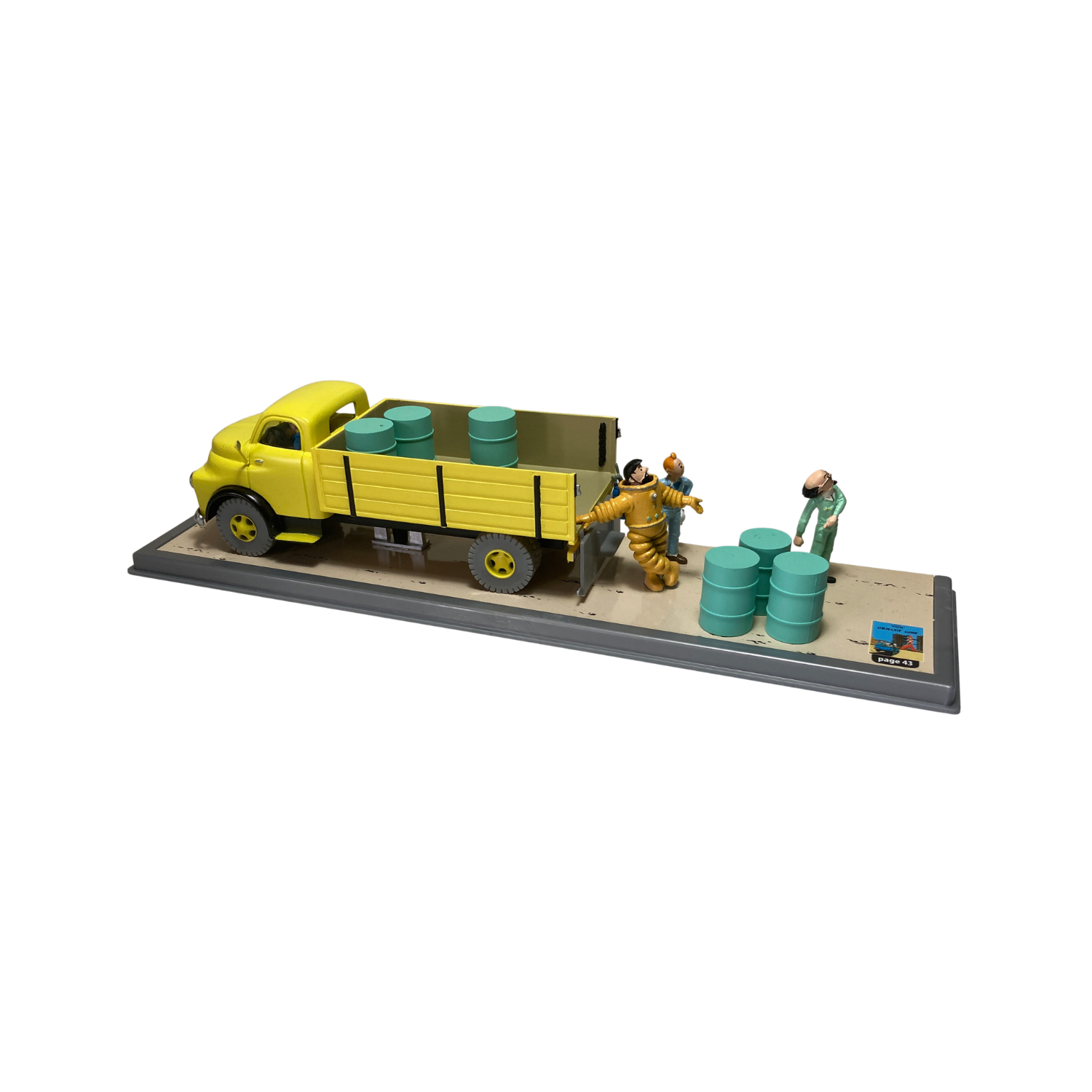 Camion jaune de la base Espace714, jouet en plastique avec roues, vue de face sur fond blanc