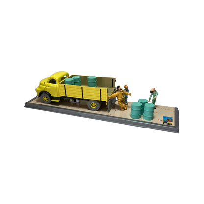 Camion jaune de la base Espace714, jouet en plastique avec roues, vue de face sur fond blanc