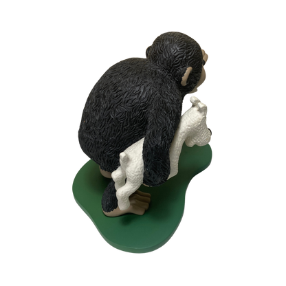 Singe Congo en peluche portant Milou, personnage de bande dessinée, assis avec détails colorés, par Espace714.