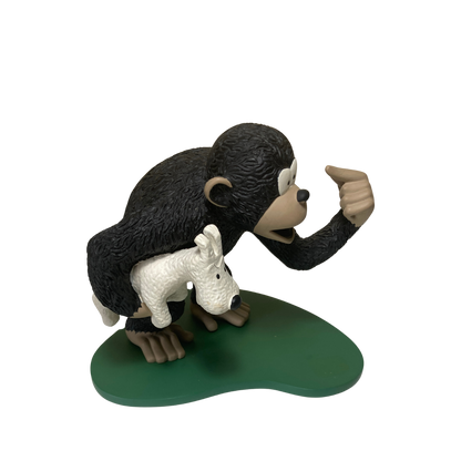 Singe Congo portant Milou en peluche, décor coloré, illustrant une scène ludique, fabriqué par Espace714.