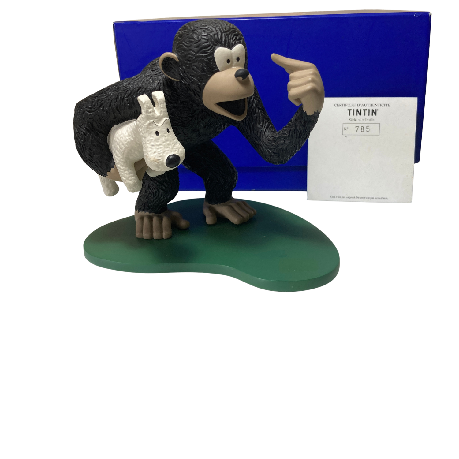 Singe Congo en peluche portant Milou, personnage de bande dessinée, de la marque Espace714, posé sur une surface blanche.