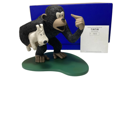 Singe Congo en peluche portant Milou, personnage de bande dessinée, de la marque Espace714, posé sur une surface blanche.