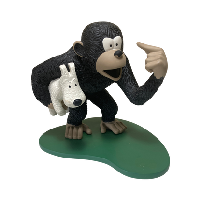 Singe Congo portant Milou, figurine en résine de style cartoon, représentant un singe marron avec Milou blanc, illustration ludique.