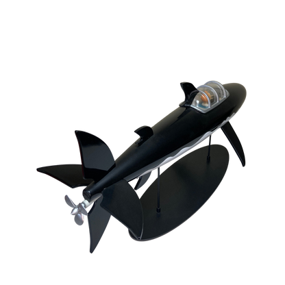 Maquette de sous-marin Requin Espace714, détails précis avec la tête de requin et le corps du sous-marin, vue de face.