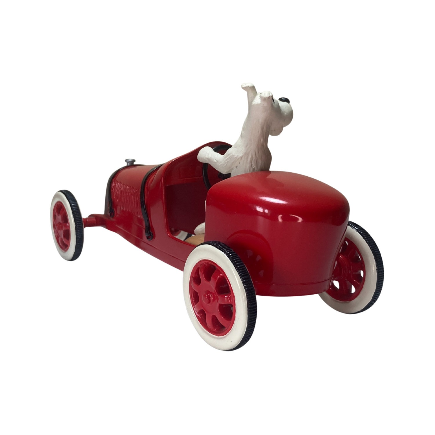 Milou dans la voiture d’Abdallah, personnage de bande dessinée, assis dans une voiture colorée, illustré par Espace714.