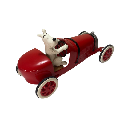 Milou dans la voiture d’Abdallah, personnage de bande dessinée, assis sur le siège conducteur dans une voiture colorée.