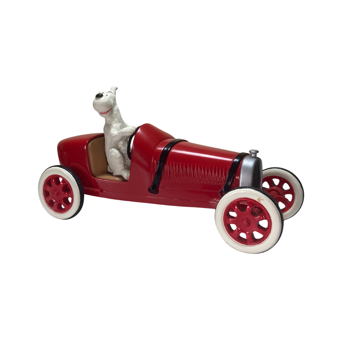 Milou dans la voiture d’Abdallah, personnage de Espace714, assis sur le siège conducteur dans une voiture colorée.