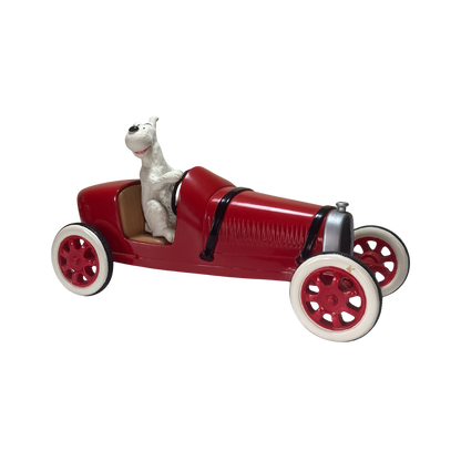 Milou dans la voiture d’Abdallah, personnage de Espace714, assis sur le siège conducteur dans une voiture colorée.