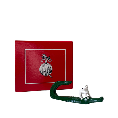 Figure de Milou sur un crocodile en résine de la marque Espace714, avec détail précis et finition réaliste.