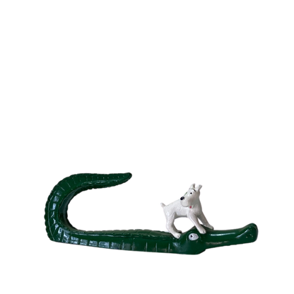 Milou sur crocodile en peluche de la marque Espace714, avec détails doux et colorés, idéal pour les enfants.