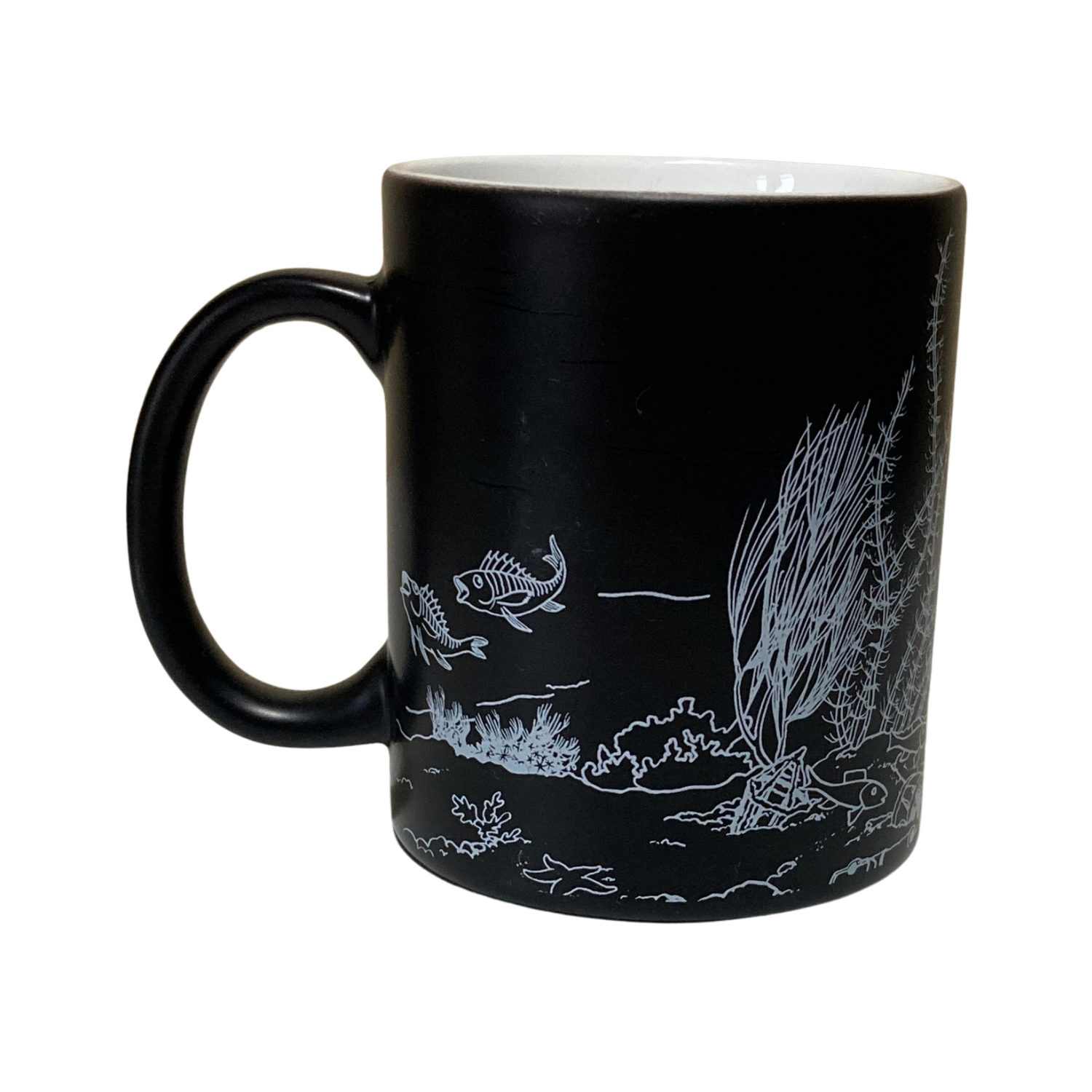 Mug en céramique "Le trésor de Rackham le Rouge" d'Espace714 avec illustration pirate, blanc avec décor coloré.