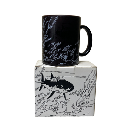Mug Espace714 Le trésor de Rackham le Rouge avec illustration de pirate et décor maritime, vue frontale.