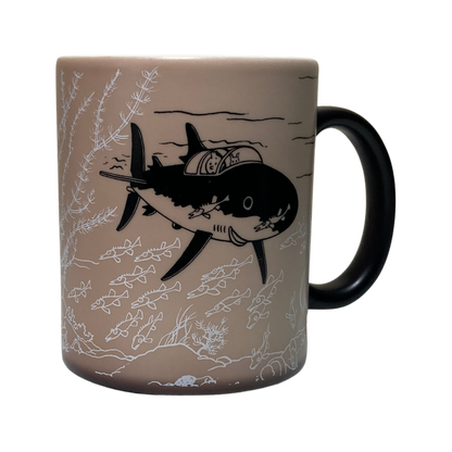 Tasse Le Trésor de Rackham le Rouge Espace714 avec illustration du pirate et décor coloré sur fond blanc